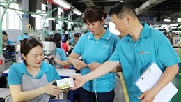 际华3515公司：炎炎夏日送清凉，丝丝关爱沁人心～
